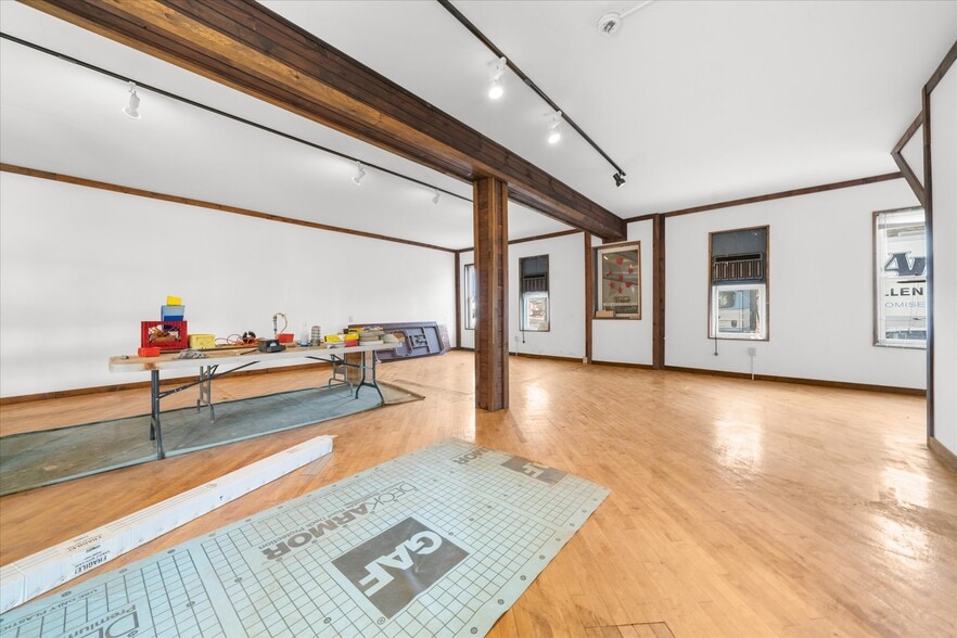 More Photos Of 102 S Richmond St, Fleetwood Warehouse For Sale