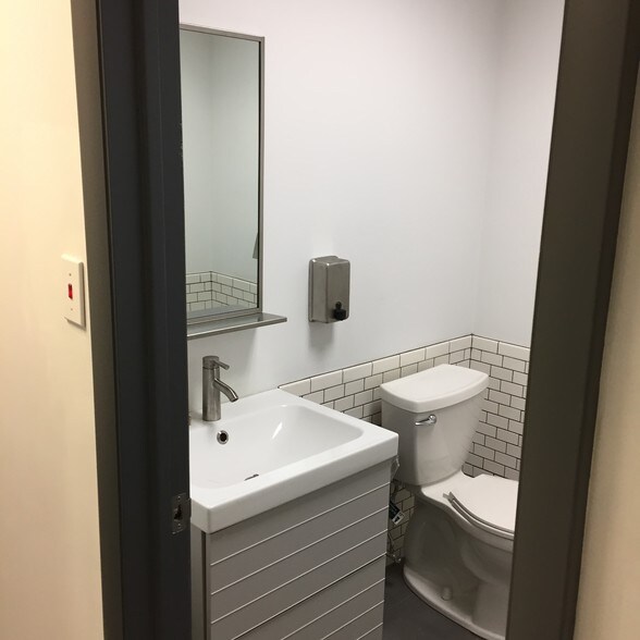 More Photos Of 410 Elgin Ave, Forest Park Office For Lease