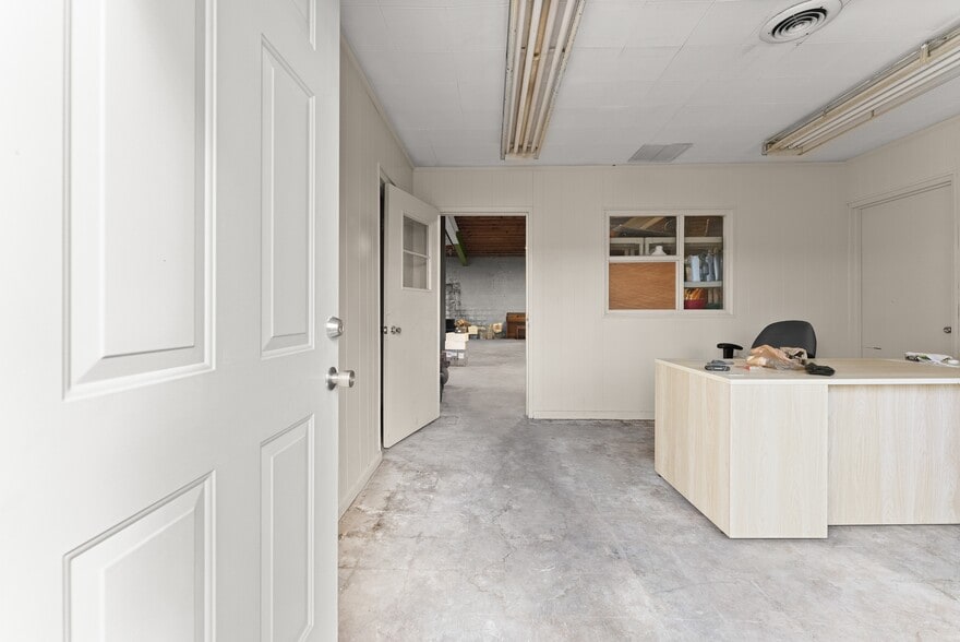 More Photos Of 636 Industrial Blvd, Gainesville Warehouse For Sale