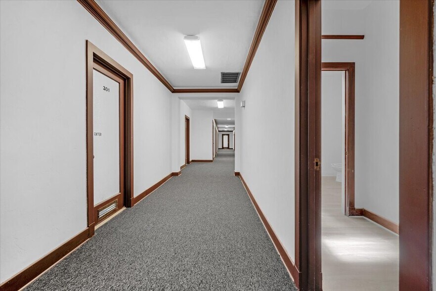 More Photos Of 100 W 7th St, Hanford Storefront Retail Office For Sale