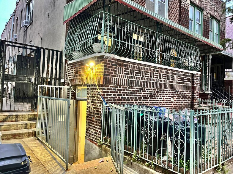 More Photos Of 857 Montgomery St, Brooklyn Apartments For Lease