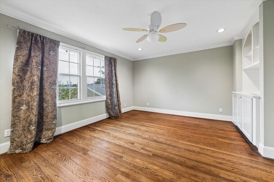More Photos Of 1330 Des Jardines St, Houston Office Residential For Sale