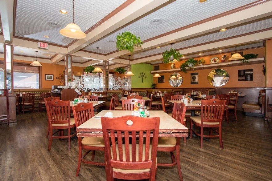 More Photos Of 300 N Northwest Hwy, Palatine Restaurant For Sale