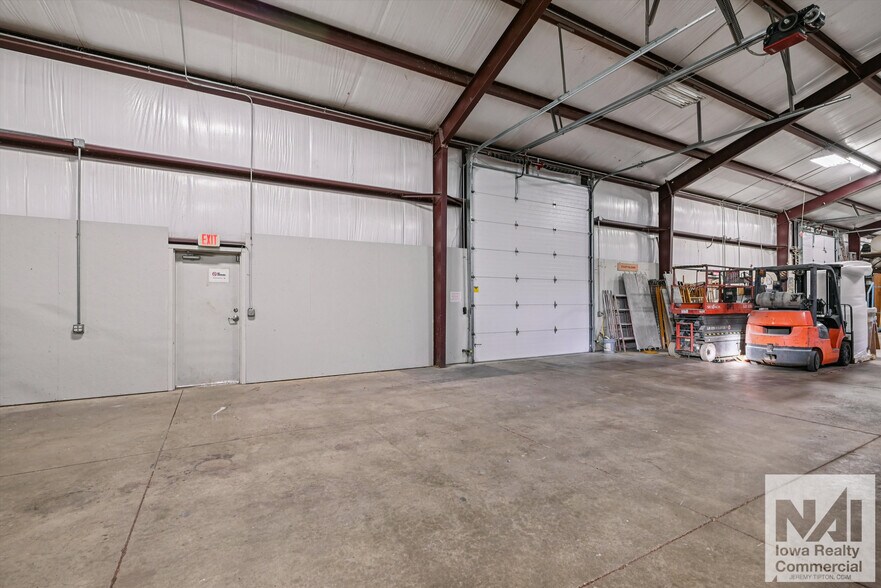 More Photos Of 1402 SW 18th St, Cedar Rapids Warehouse For Sale