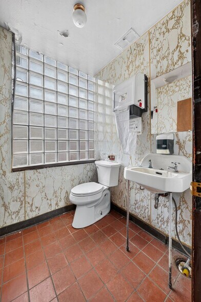 More Photos Of 5009 Xerxes Ave S, Minneapolis Auto Repair For Sale