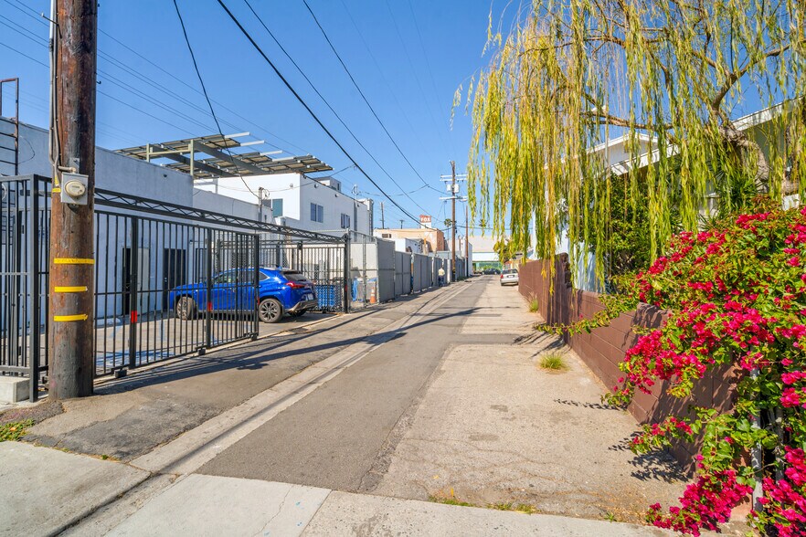 More Photos Of 724 Lincoln Blvd, Venice Office For Lease