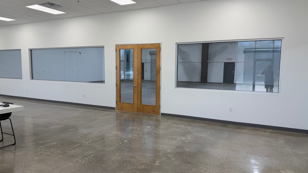 More Photos Of 2433 Tarpley Rd, Carrollton Warehouse For Lease