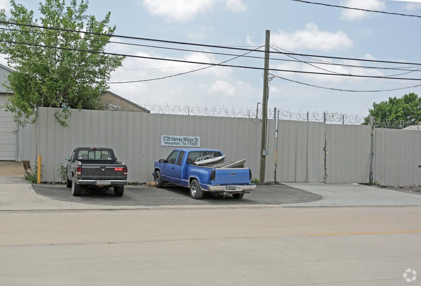 More Photos Of 5720 Harvey Wilson Dr, Houston Warehouse For Lease