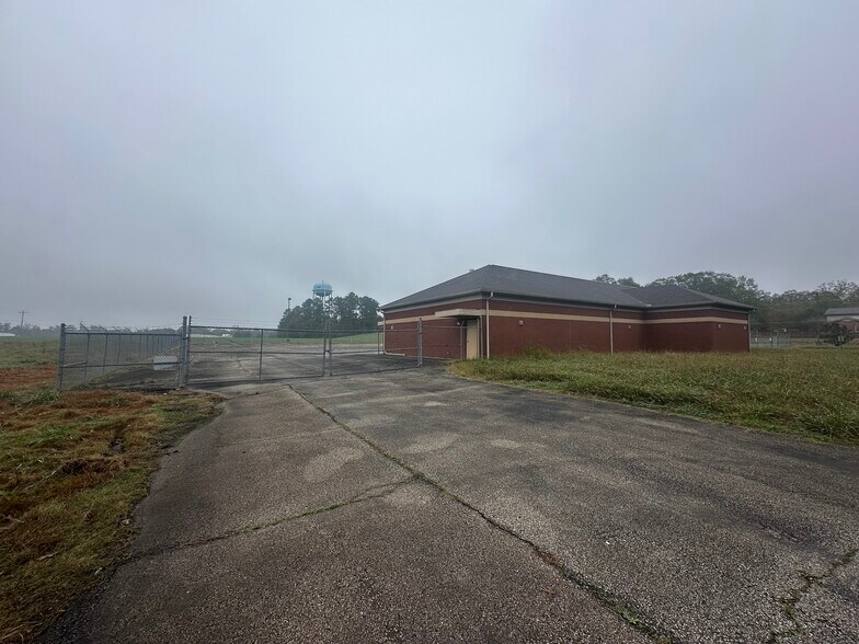 More Photos Of 645 Lucy Black Rd, Bolivar Office Residential For Sale