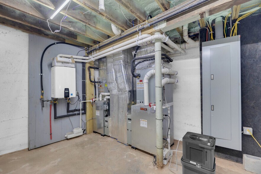 More Photos Of 35 Center St, Southington Storefront Retail Office For Lease