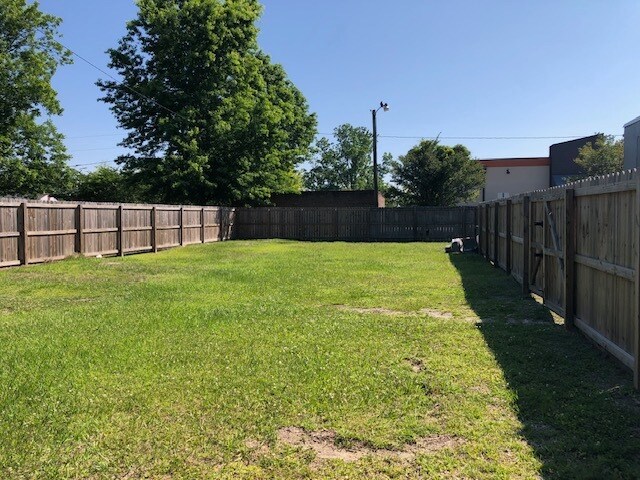 More Photos Of 203 N Marine Blvd, Jacksonville Service For Lease