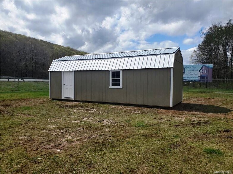 More Photos Of 206 Service Rd, Parksville Office For Sale