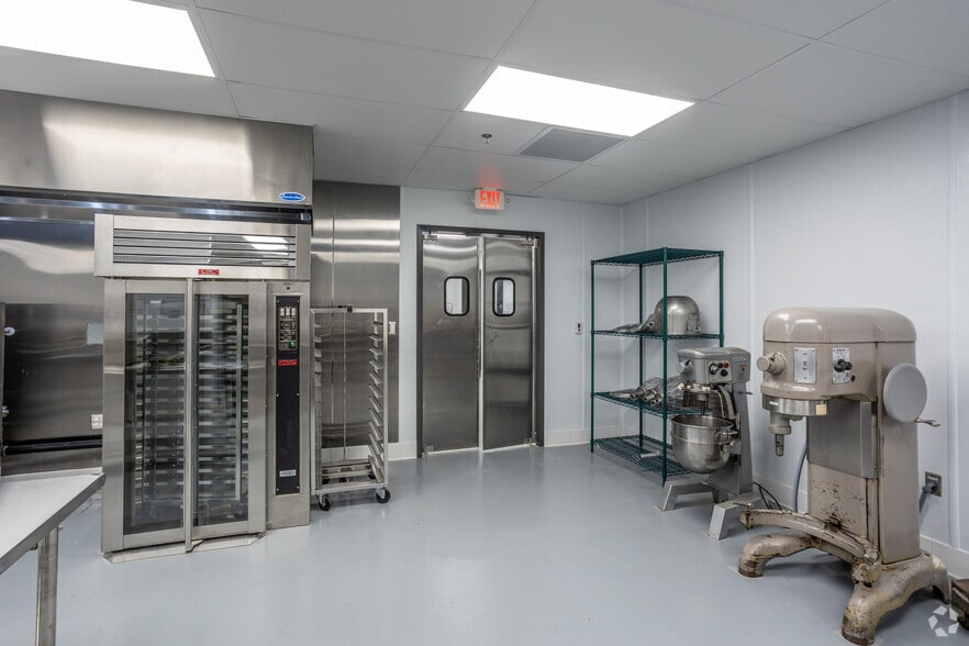 More Photos Of 1499 Regal Row, Dallas Restaurant For Lease