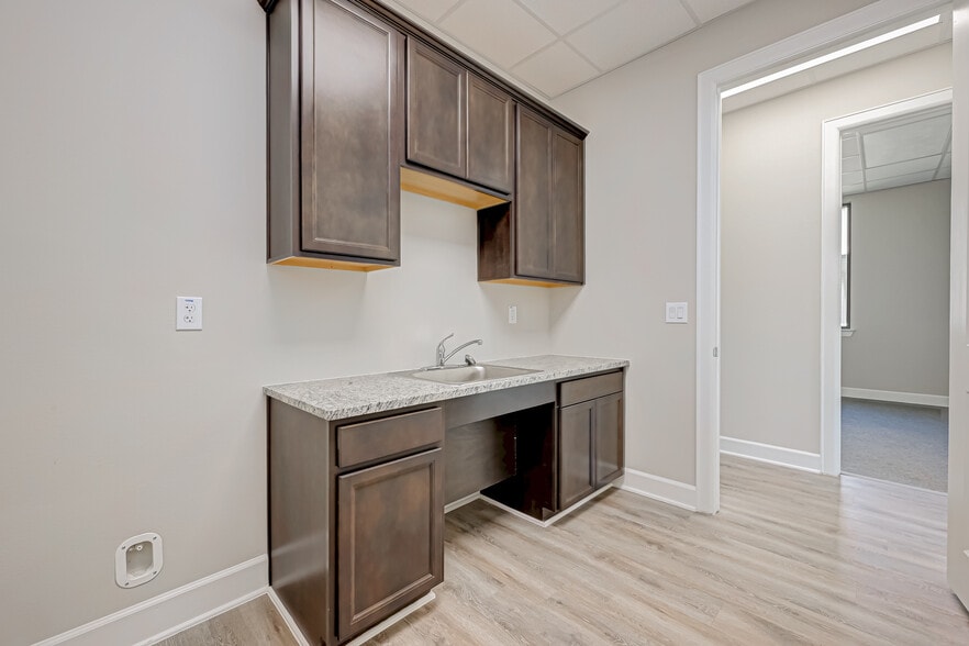 More Photos Of 3129 Kingsley Dr, Pearland Medical For Lease