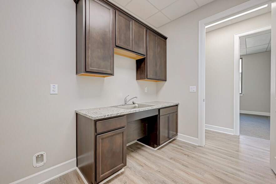 More Photos Of 3129 Kingsley Dr, Pearland Medical For Lease