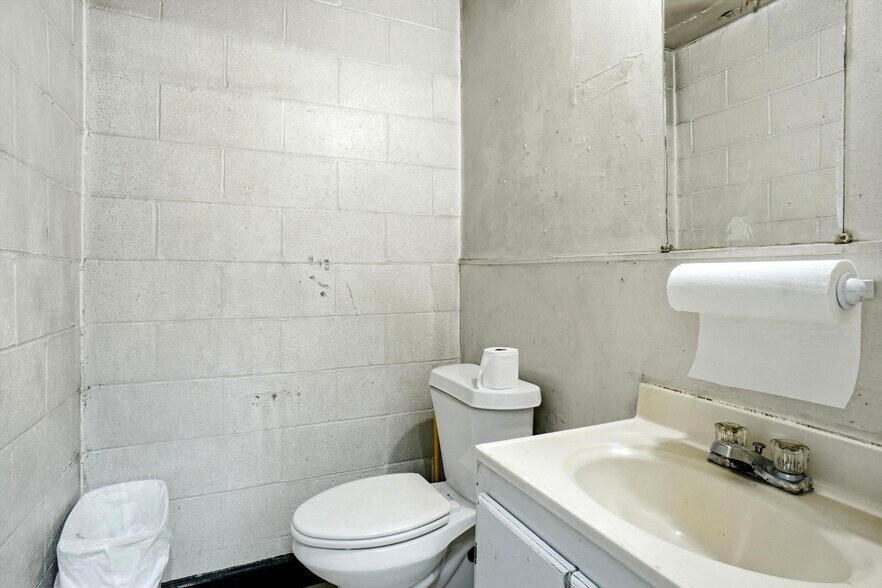 More Photos Of 7822 Great Trinity Forest Way, Dallas Storefront For Sale