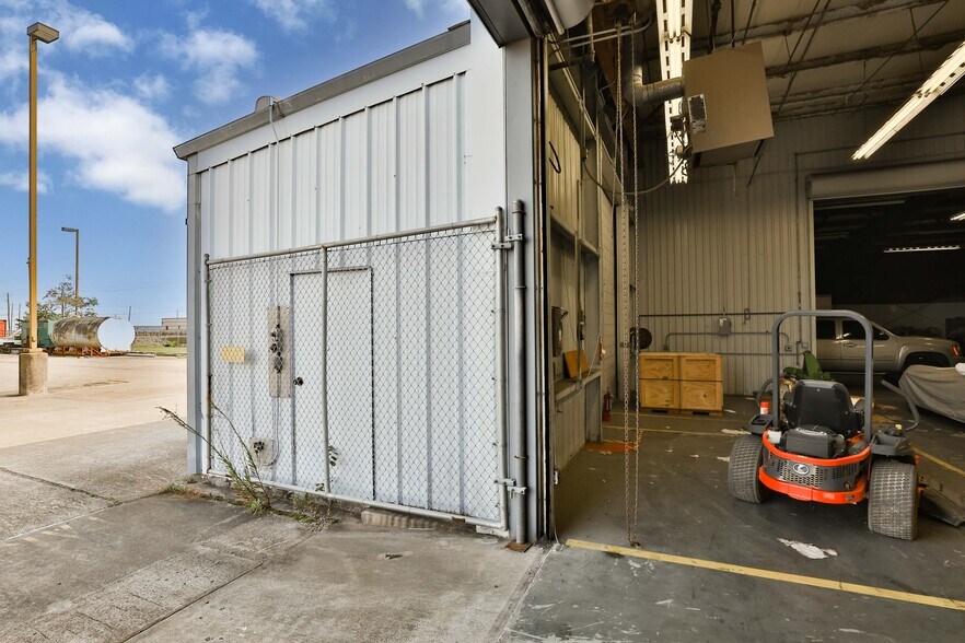 More Photos Of 12130 Highway 3, Webster Unknown For Lease