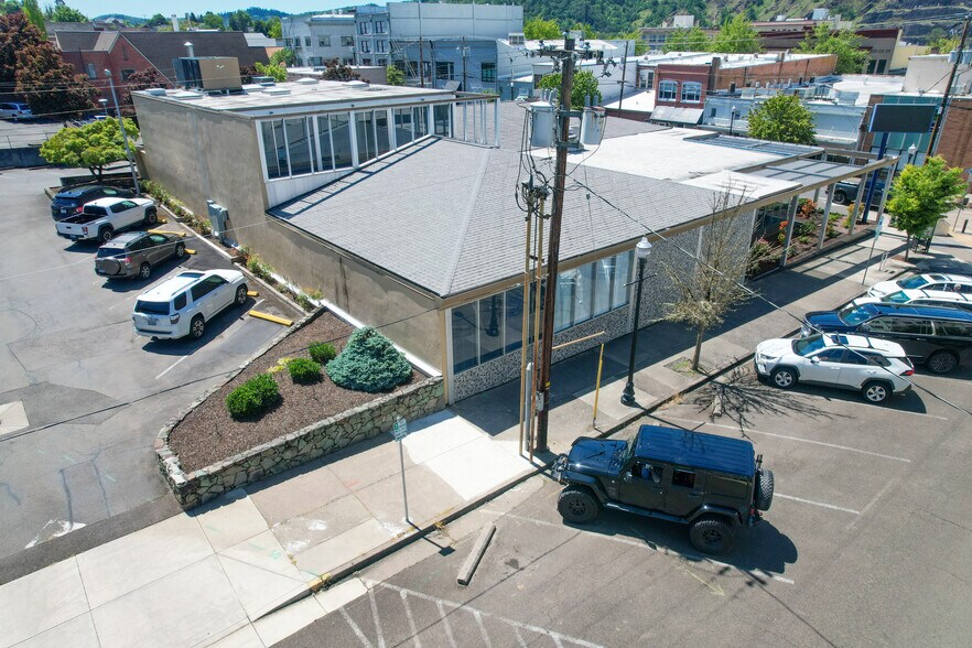 More Photos Of 619 SE Main St, Roseburg Bank For Lease