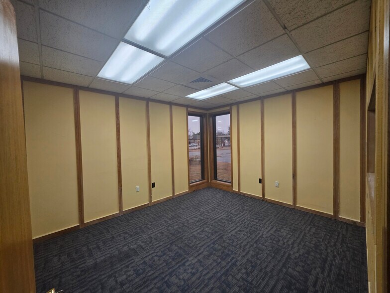 More Photos Of 401 N 2nd St, Rogers Office For Lease