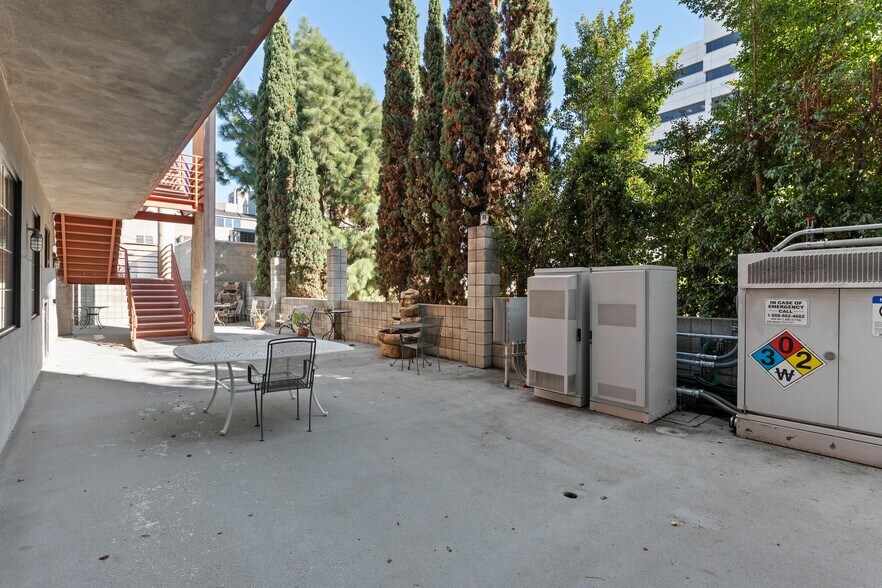 More Photos Of 2140 Cotner Ave, Los Angeles Loft Creative Space For Sale