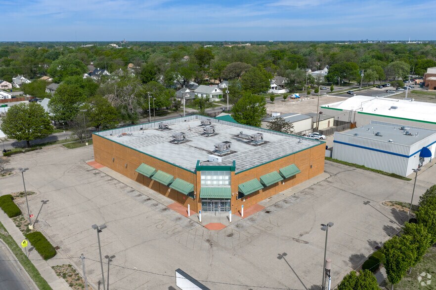 More Photos Of 1555 S Broadway, Wichita Drugstore For Lease