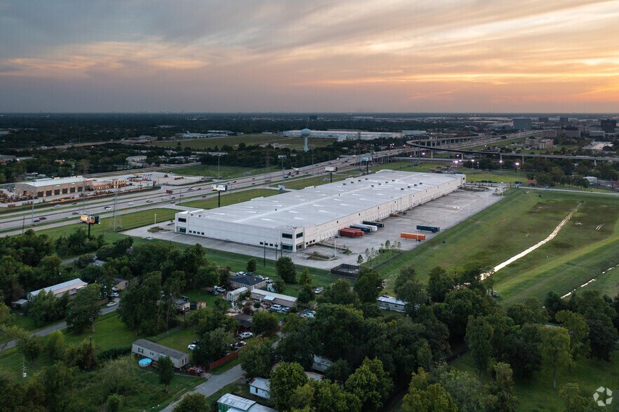 More Photos Of 971 N Sam Houston Parkway E, Houston Distribution For Lease