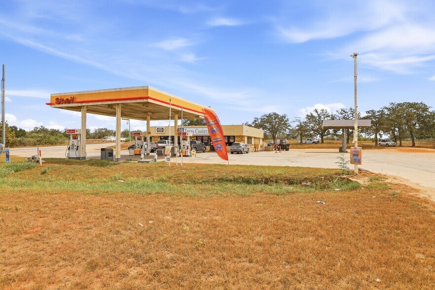 More Photos Of 1000 State Highway 123 S, Stockdale Service Station For Sale