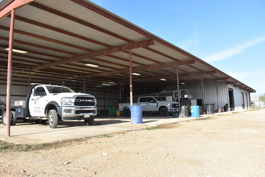 More Photos Of 204 Pr Cardinal Ln, Jourdanton Warehouse For Lease