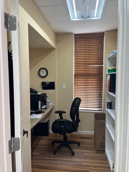 More Photos Of 850 E Franklin St, Kenton Medical For Sale