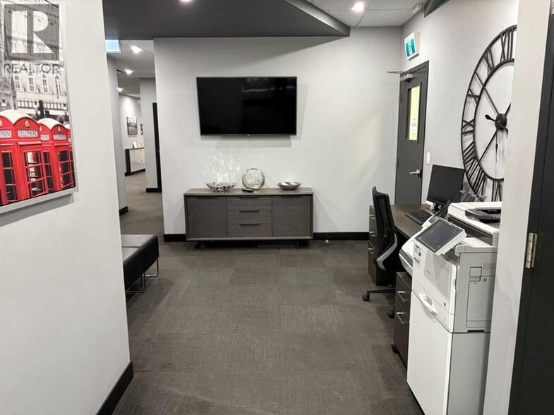 More Photos Of 264 Midpark Way SE, Calgary Office For Lease