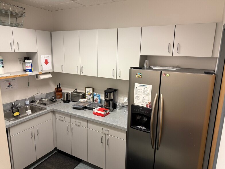 More Photos Of 7142 Nightingale Dr, Holland Medical For Lease