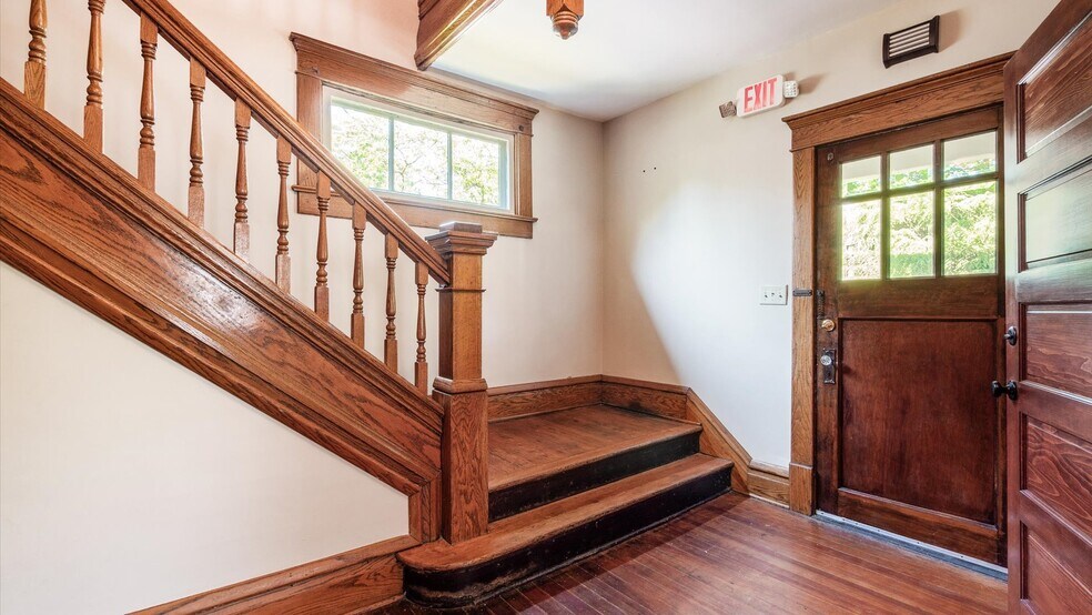 More Photos Of 124 S Pearl St, Granville Office Residential For Lease