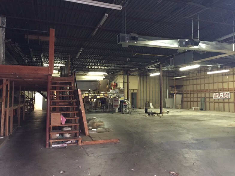 More Photos Of 969-979 Meriden Waterbury Tpke, Plantsville Freestanding For Lease