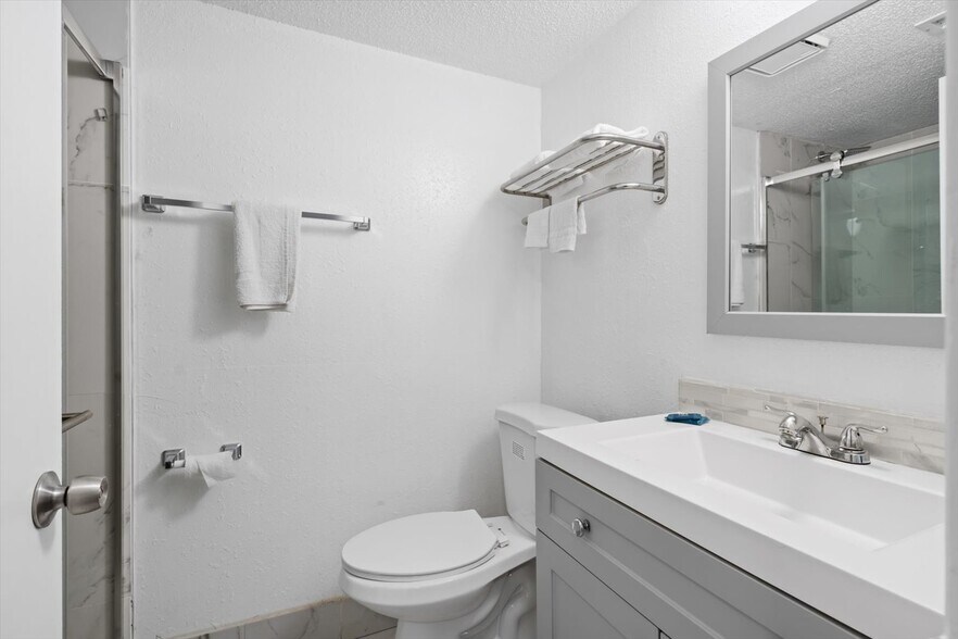 More Photos Of 510 Lane Ave S, Jacksonville Hotel For Sale