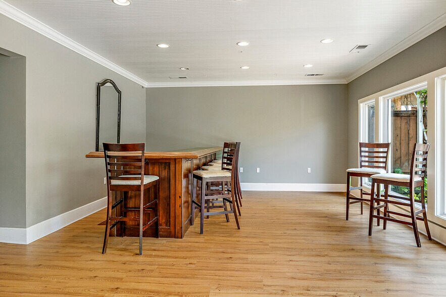 More Photos Of 240 E California St, Jacksonville Hotel For Sale