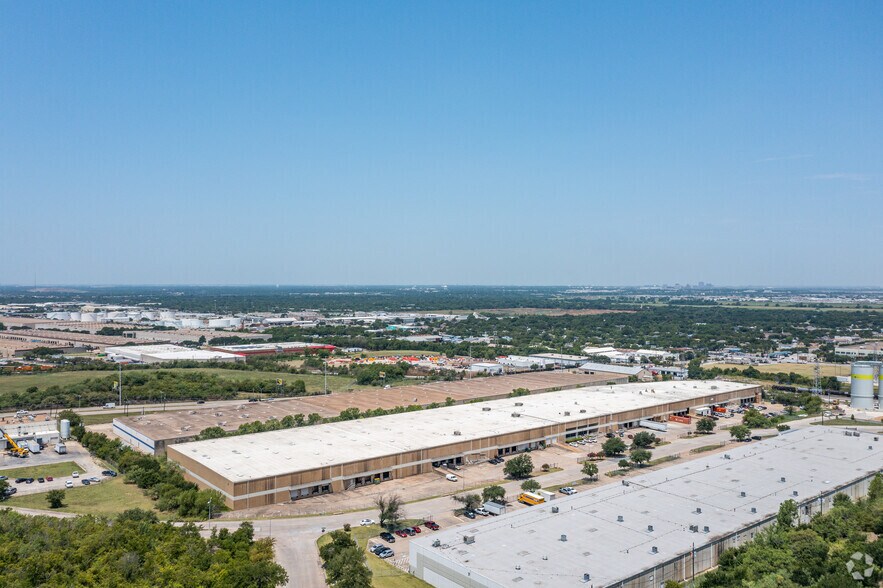 More Photos Of 3051-3111 W Commerce St, Dallas Distribution For Sale
