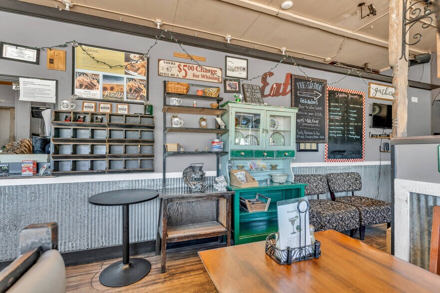 More Photos Of 601 Arizona Ave, Holton General Retail For Sale