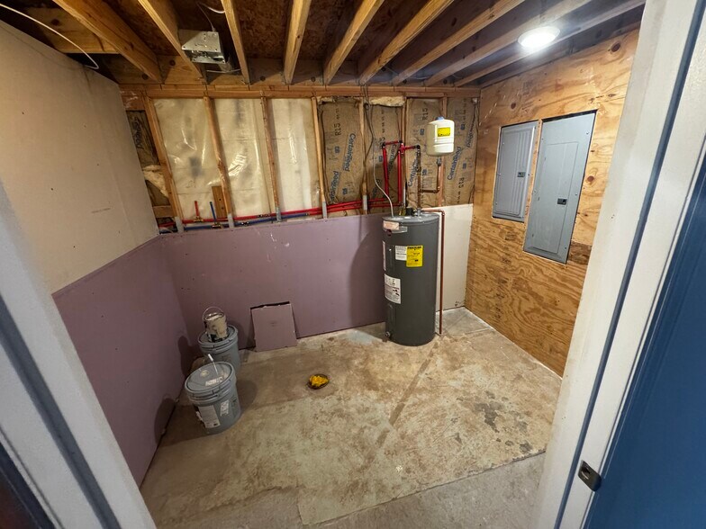 More Photos Of 1817 Scherer Pky, Saint Charles Warehouse For Lease