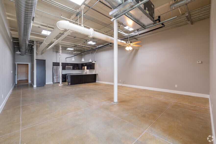 More Photos Of 3363 E Commerce St, San Antonio Unknown For Lease