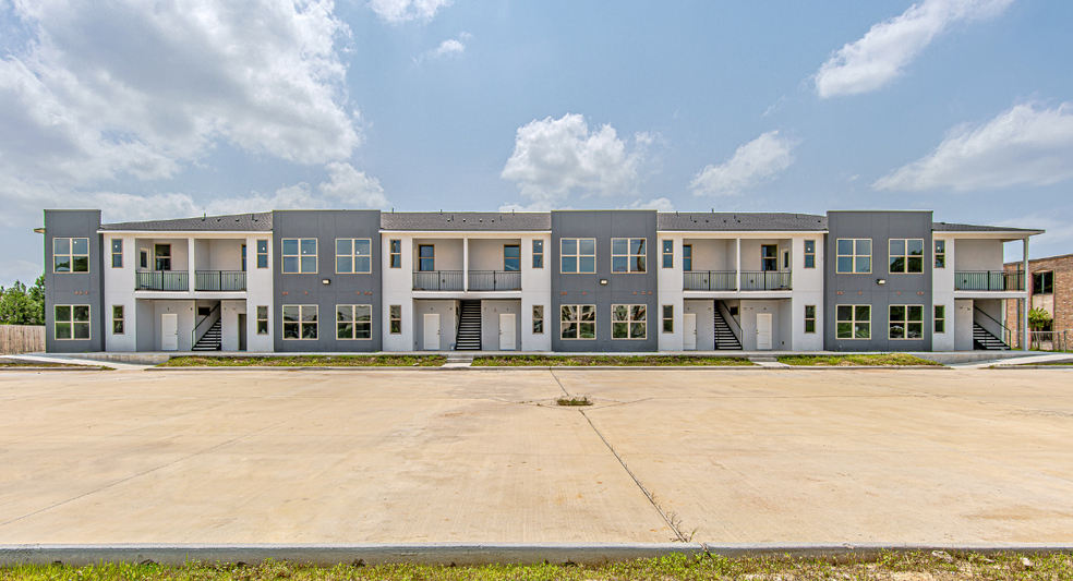 Primary Photo Of 12829 Jones Rd, Houston Apartments For Sale