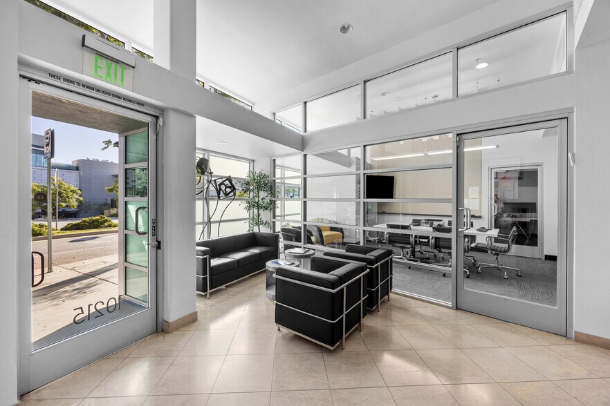 More Photos Of 10215 Santa Monica Blvd, Los Angeles Office For Sale