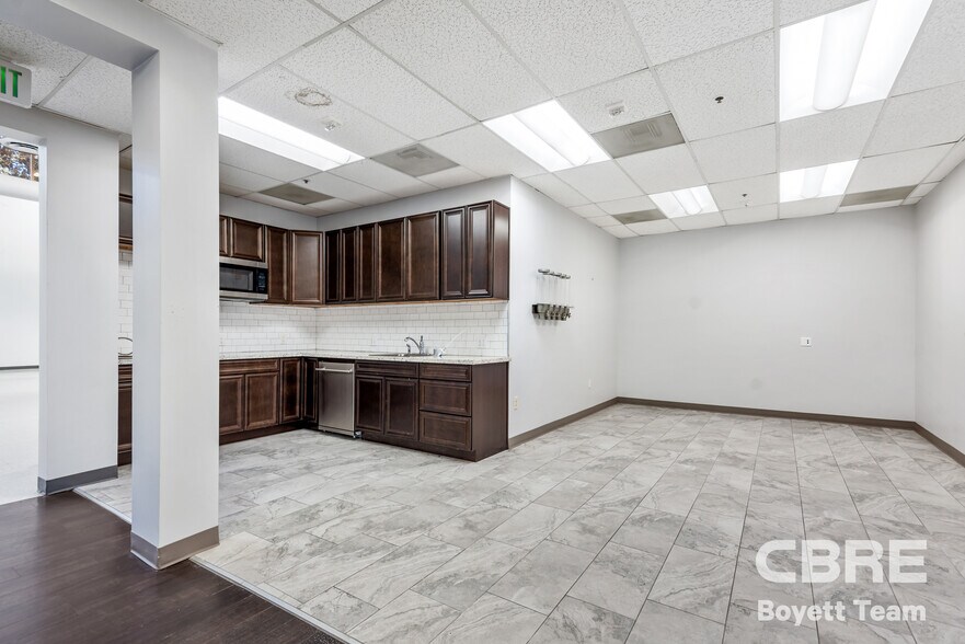 More Photos Of 26025 Mureau Rd, Calabasas Office For Sale