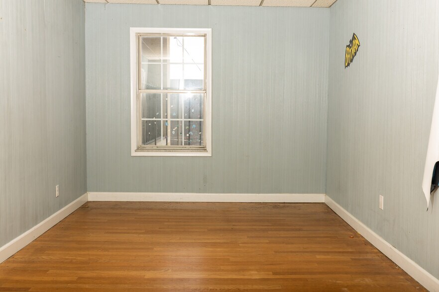 More Photos Of 1007 Smith St, Milton General Retail For Sale