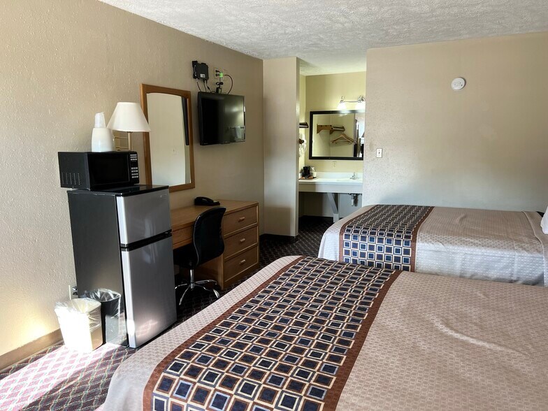 More Photos Of 1103 E B St, McCook Hotel For Sale