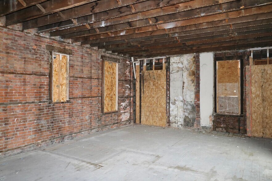More Photos Of 1097 Jackson St, Dubuque General Retail For Sale