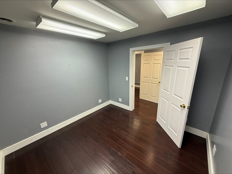 More Photos Of 216 S Main St, Monmouth Office For Lease