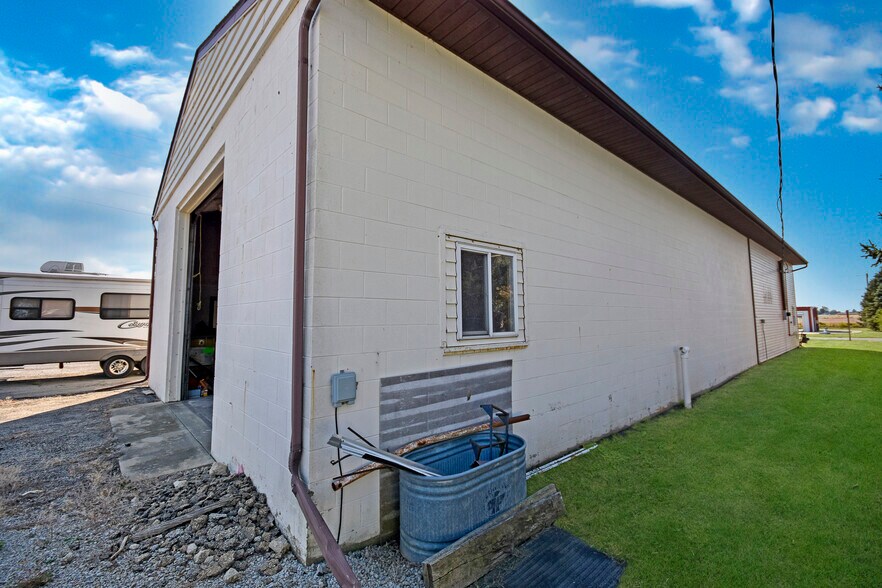 More Photos Of 100 W Falcon Hwy, Flanagan Flex For Sale