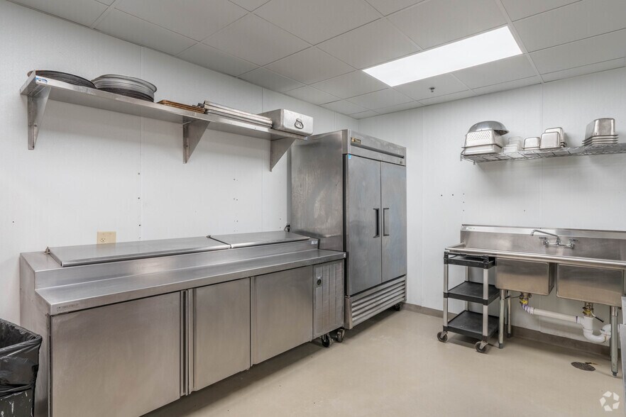 More Photos Of 1015-1025 Currie Ave, Minneapolis General Retail For Lease