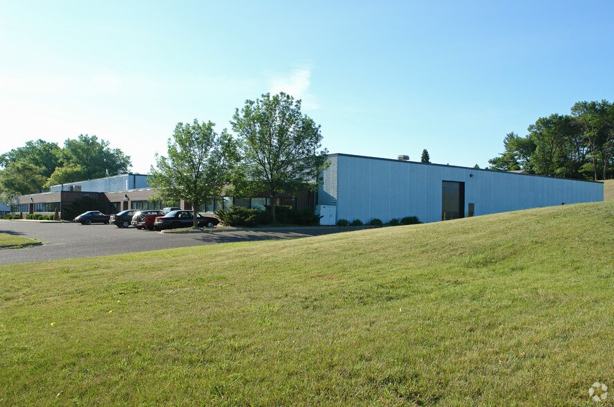 More Photos Of 300 S Owasso Blvd E, Little Canada Showroom For Lease