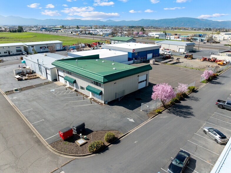 More Photos Of 6062-6068 Crater Lake Ave, Central Point Warehouse For Sale
